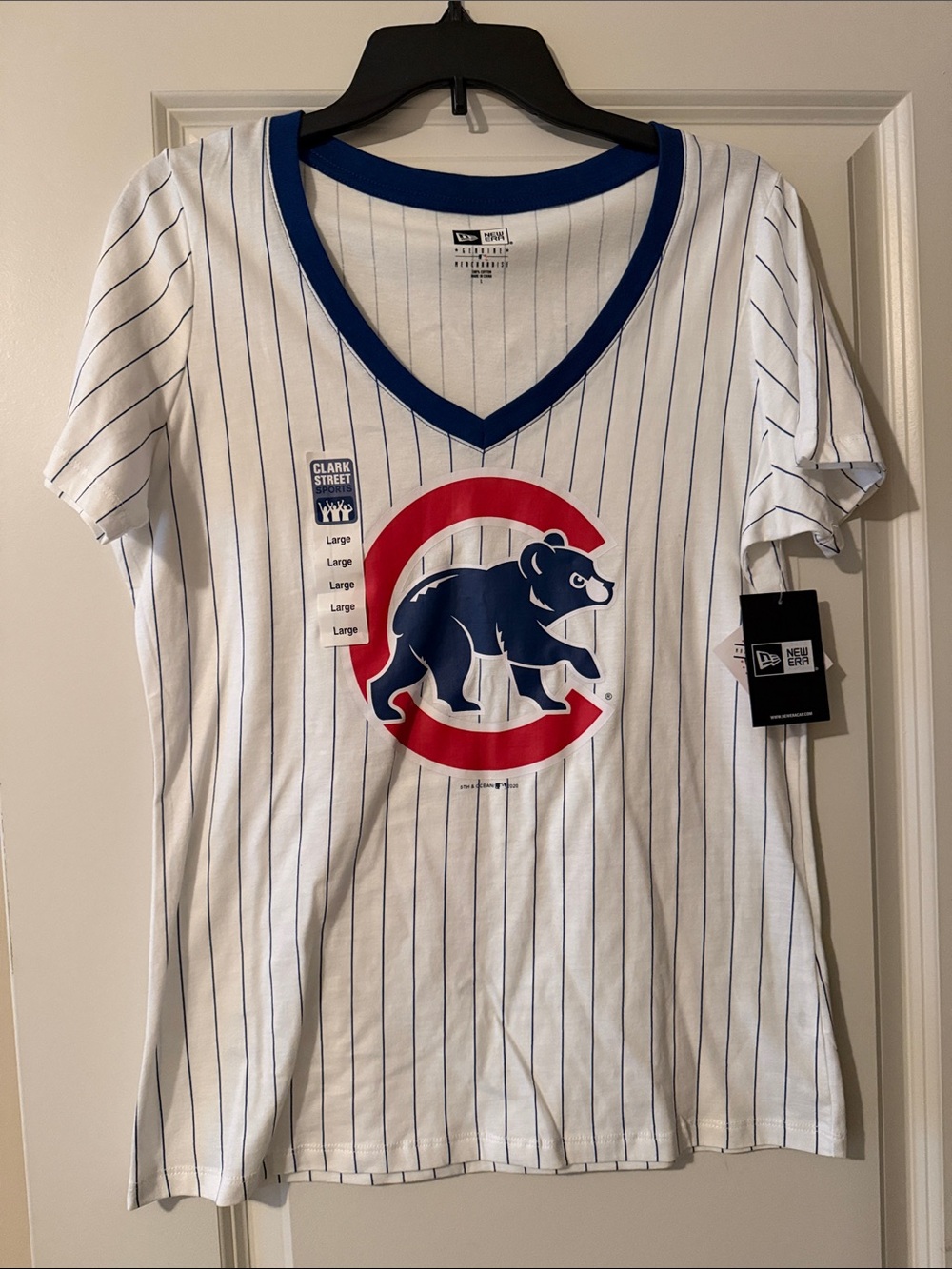New Era Chicago Cubs Pinstripe V-Neck Tee - White/Blue/Red